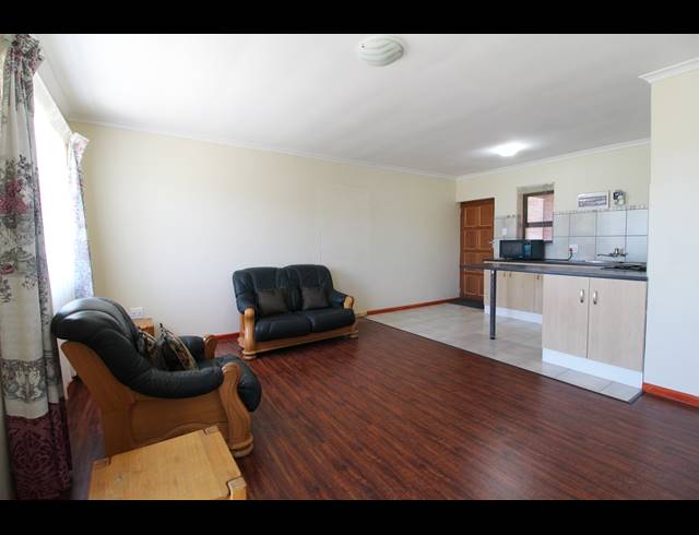 2 BEDROOM APARTMENT TO LET IN KLEINMOND CENTRAL
